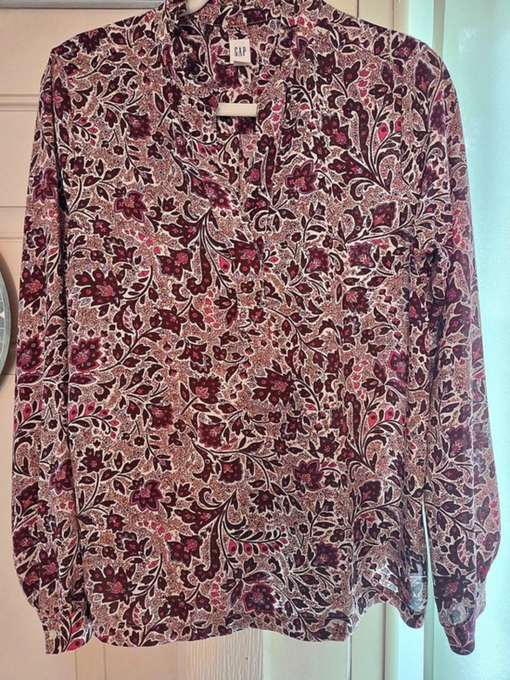 GAP Floral Long Sleeve Blouse in Red & White Size Small Like New